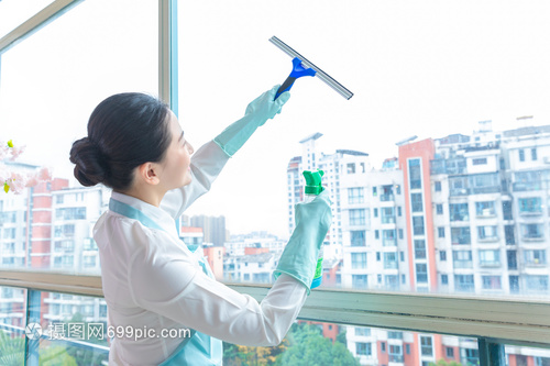 專業(yè)保潔服務(wù) 讓您的玻璃窗煥然一新
